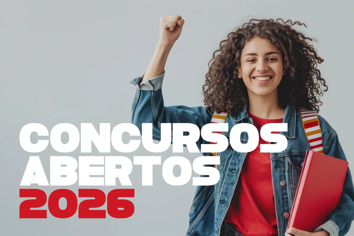 Jovem comemorando com o punho erguido e livro na mão ao lado do texto Concursos Abertos 2026, representando as oportunidades abertas nas Câmaras Municipais de Senador Canedo e Morro da Garça
