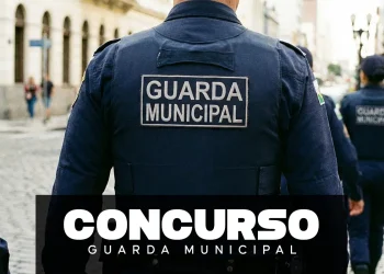Agente da Guarda Municipal caminha por rua histórica com uniforme oficial