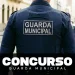 Agente da Guarda Municipal caminha por rua histórica com uniforme oficial