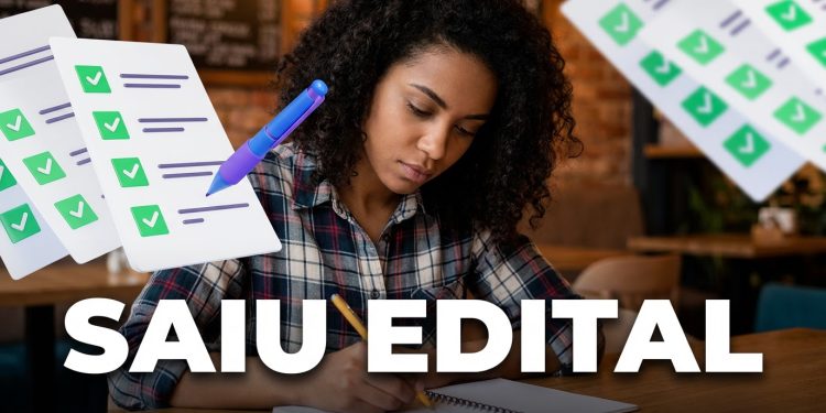 Mulher escrevendo em caderno com folhas de prova e caneta ilustrada ao redor