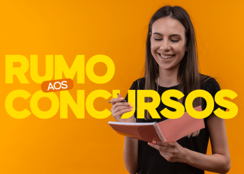 Mulher sorrindo segura caderno aberto e caneta diante de fundo laranja vibrante