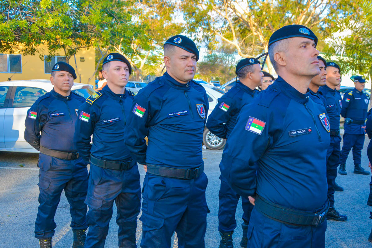 Guardas municipais uniformizados em formação ao ar livre durante instrução