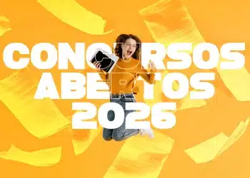 Mulher jovem pulando animada segurando tablet, com papéis voando ao redor e texto "Concursos Abertos 2026" em destaque, representando as oportunidades do AgSUS e do Concurso Unificado RN com inscrições abertas