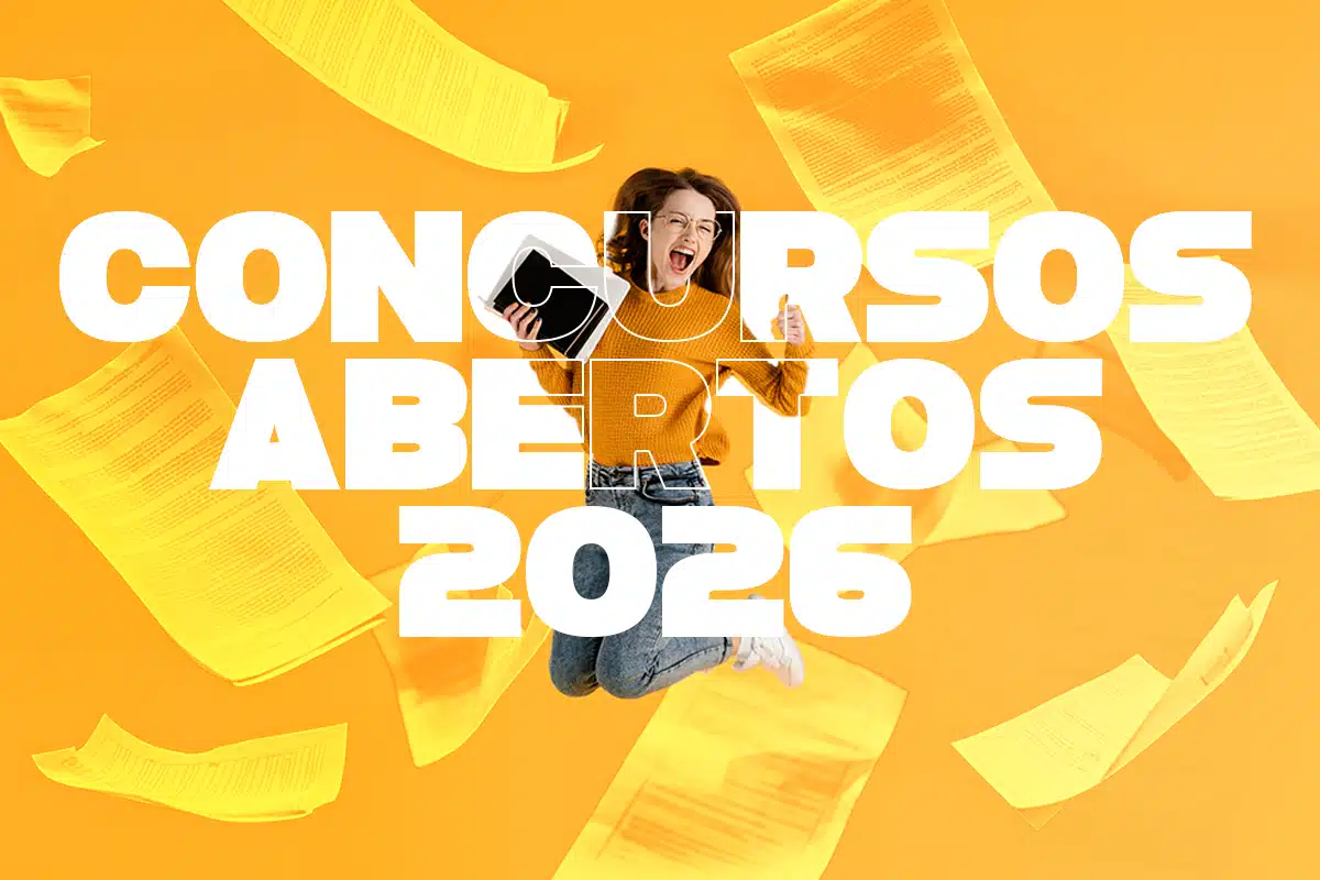 Candidato estudando para concurso público analisando livro e materiais de estudo em busca de estabilidade e benefícios da carreira pública.