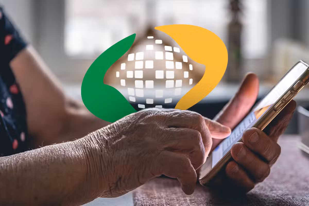 Imagem ilustrativa de pessoa idosa consultando pelo celular o extrato do INSS para conferir a data do pagamento de julho e se o valor do 13º salário entrou no crédito