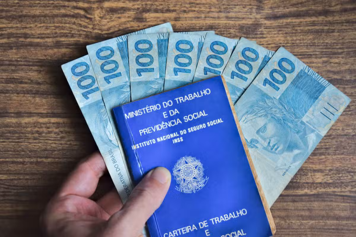 Carteira de Trabalho com dinheiro em espécie, representando o programa Crédito do Trabalhador.