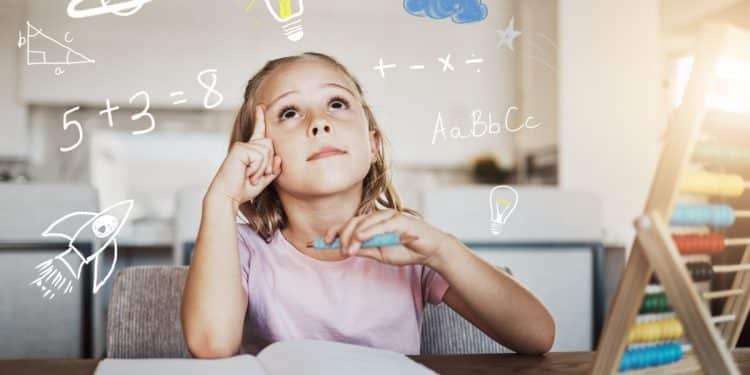 Menina loira com expressão pensativa sentada à mesa com caderno, cercada por desenhos flutuantes de fórmulas matemáticas, planetas e uma lâmpada acesa, simbolizando inteligência e criatividade infantil.