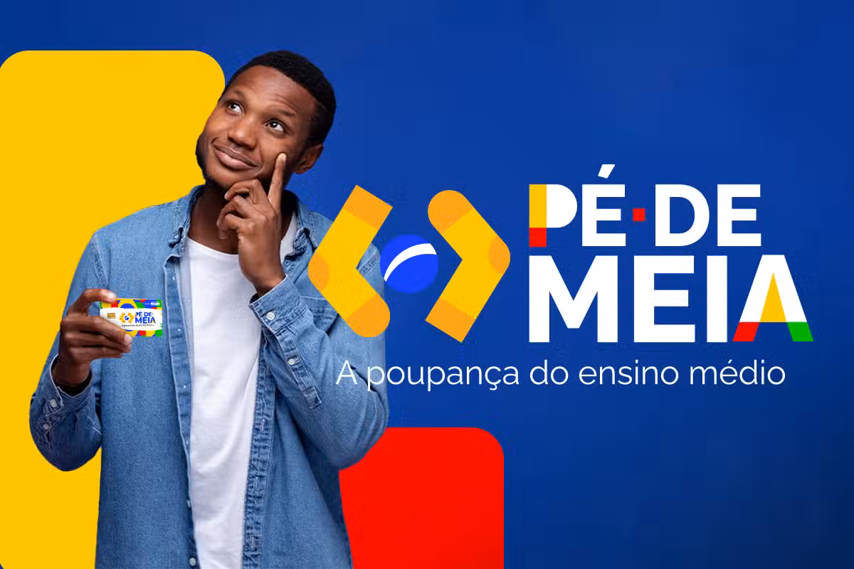 Jovem segurando um cartão e olhando para cima ao lado do logotipo do programa Pé-de-Meia sobre fundo azul com a frase “A poupança do ensino médio”.