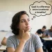 Pessoa pensativa em sala de aula refletindo sobre a diferença entre israelense e israelita
