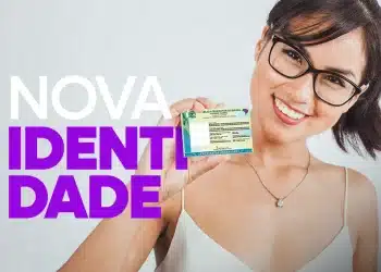 Jovem sorrindo segurando a nova Carteira de Identidade Nacional — estados onde já é possível solicitar a CIN pelo celular