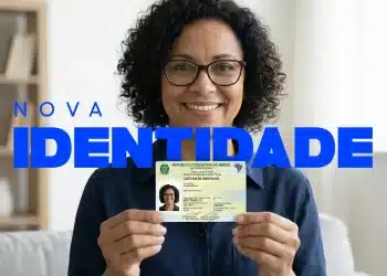 Mulher sorrindo enquanto segura a nova Carteira de Identidade Nacional (CIN) com o texto ‘Nova Identidade’ em destaque. Imagem ilustrando a emissão da CIN para mulheres no mutirão do Detran RJ.