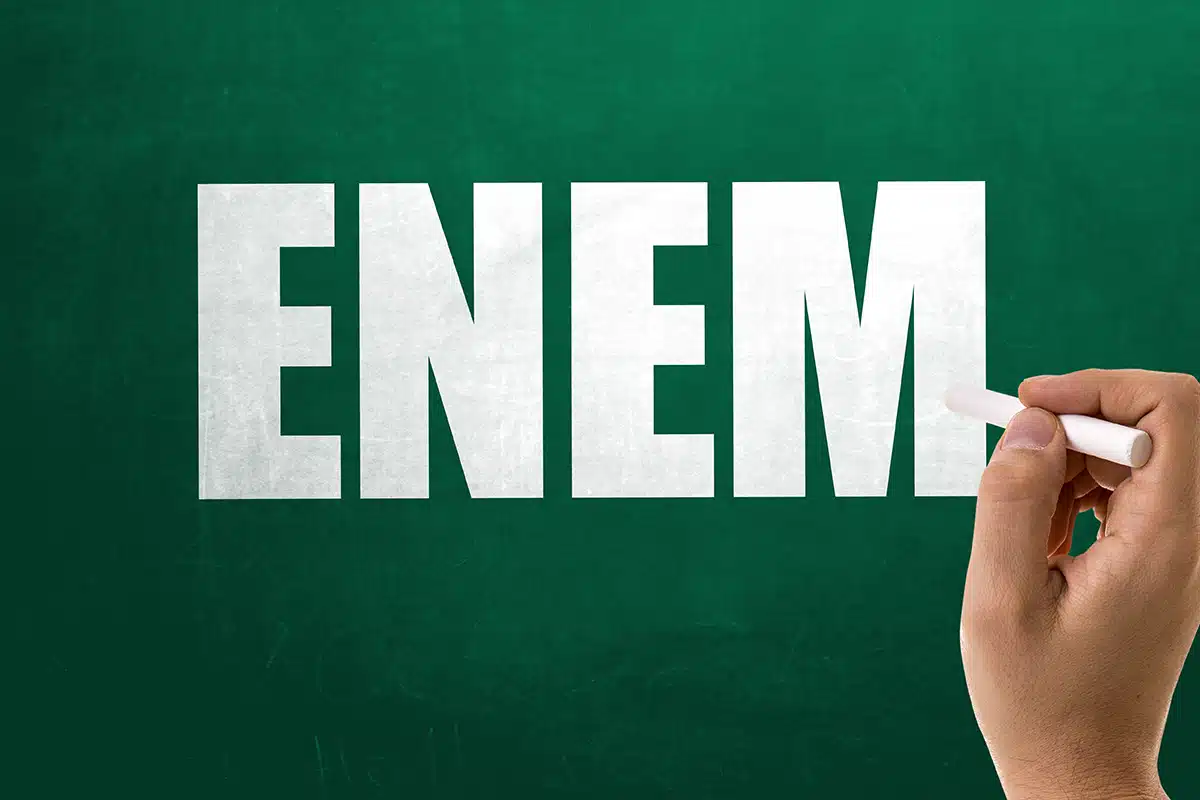 Palavra Enem escrita em quadro verde com giz representando o exame nacional do ensino médio.