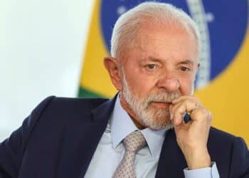 Presidente Lula durante evento oficial relacionado ao debate sobre possível mudança na escala de trabalho 6x1 no Brasil.