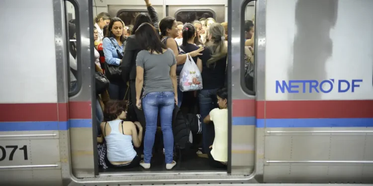 Passageiras aglomeradas na porta de vagão lotado do Metrô DF, ilustrando o ambiente de pressão e cansaço do transporte público urbano onde pequenos gestos de empatia, como ceder o lugar, podem promover bem-estar e saúde mental coletiva