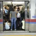 Passageiras aglomeradas na porta de vagão lotado do Metrô DF, ilustrando o ambiente de pressão e cansaço do transporte público urbano onde pequenos gestos de empatia, como ceder o lugar, podem promover bem-estar e saúde mental coletiva