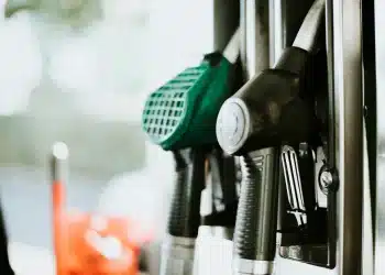 Bombas de combustível paradas em posto, sem carros abastecendo