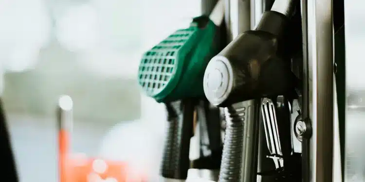 Bombas de combustível paradas em posto, sem carros abastecendo