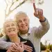 Casal de idosos sorrindo ao ar livre representa bem-estar e mudanças positivas após os 60 anos.