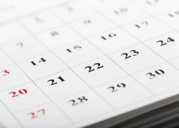 Imagem ilustrativa de um calendário mensal representando o mês de abril, utilizada em conteúdo informativo sobre os dois feriados nacionais e o ponto facultativo previstos para 2026.