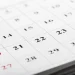 Imagem ilustrativa de um calendário mensal representando o mês de abril, utilizada em conteúdo informativo sobre os dois feriados nacionais e o ponto facultativo previstos para 2026.