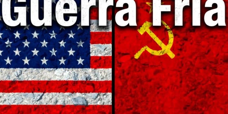 Bandeiras dos Estados Unidos e da União Soviética, com o texto 'Guerra Fria', ilustrando a guerra em questão.