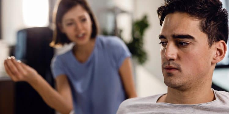 Frases que narcisistas não suportam ouvir — homem ignorando mulher durante discussão