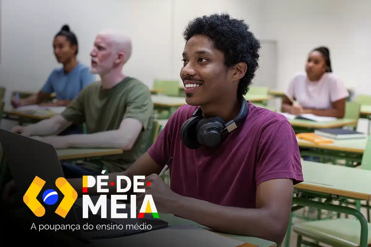 Aluno do ensino médio em sala de aula ilustrando a exigência de frequência mínima de 80% para receber o incentivo Pé-de-Meia.