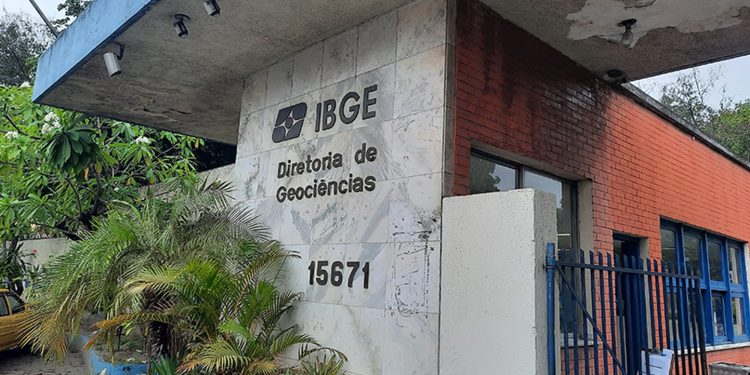 Fachada do prédio da Diretoria de Geociências do IBGE com logotipo e número 15671 visíveis na entrada do edifício