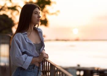 Hábito de reconhecer emoções — mulher jovem em momento de reflexão ao pôr do sol
