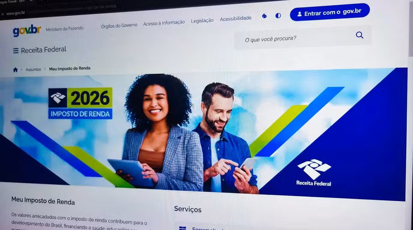 Contribuinte preenchendo a declaração do Imposto de Renda 2026 com uso do sistema da Receita Federal no computador.