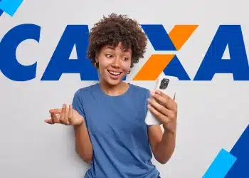 Estágio Caixa 2026: jovem consultando smartphone em frente à logomarca da Caixa Econômica Federal