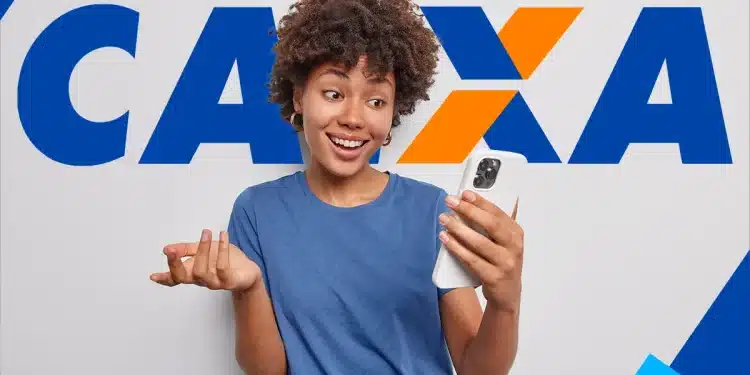 Estágio Caixa 2026: jovem consultando smartphone em frente à logomarca da Caixa Econômica Federal