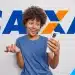 Estágio Caixa 2026: jovem consultando smartphone em frente à logomarca da Caixa Econômica Federal