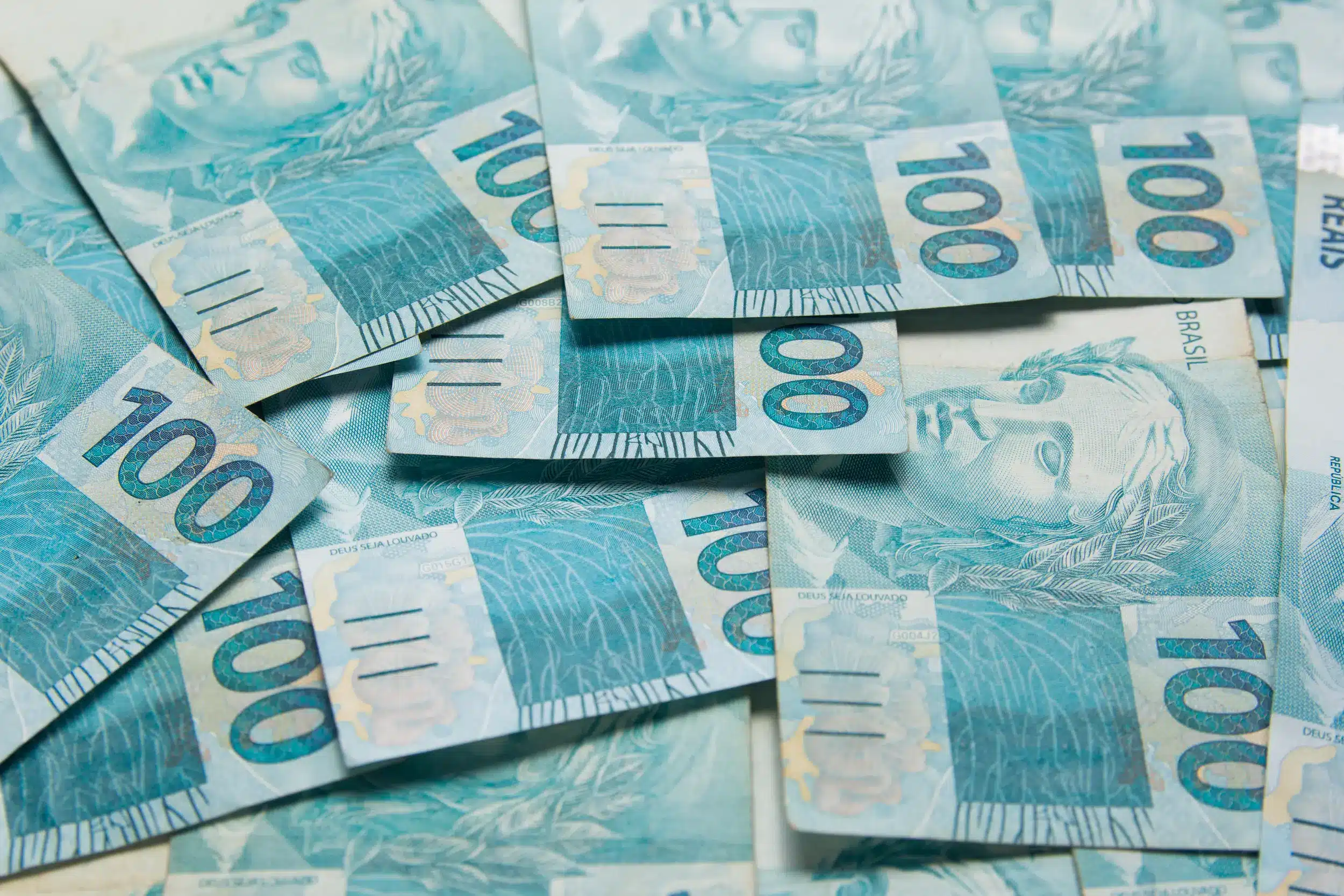 Notas de 100 reais, incluindo a antecipação de 50% do 13º salário dos aposentados do INSS em abril.