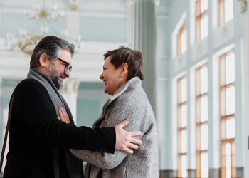 Casal conversando com empatia e sorriso, representando comunicação positiva e inteligência emocional ao valorizar a gratidão em vez de pedir desculpas.