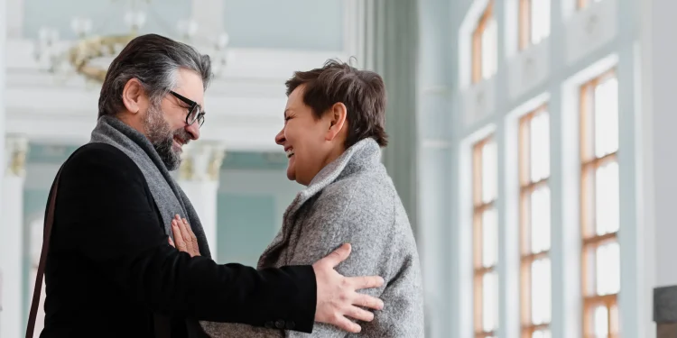 Casal conversando com empatia e sorriso, representando comunicação positiva e inteligência emocional ao valorizar a gratidão em vez de pedir desculpas.