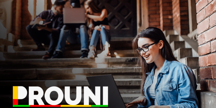 Estudante utilizando notebook na universidade enquanto verifica informações sobre a lista de espera do Prouni 2026 e prazos finais para bolsas.