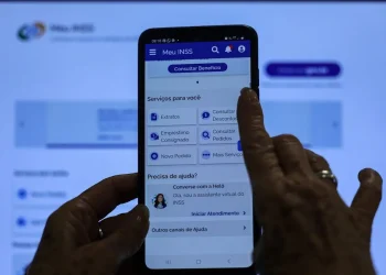 Aplicativo Meu INSS exibindo opções de consulta de benefícios e serviços para segurados que desejam verificar descontos indevidos.