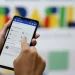 Segurado acessa aplicativo Meu INSS no celular para verificar descontos no benefício previdenciário.