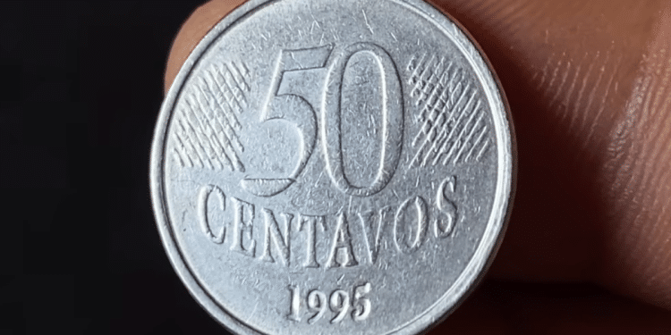 Close do reverso de uma moeda de 50 centavos de 1995, destacando o ano de cunhagem e o estado de conservação da peça.