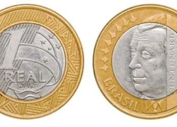 Montagem exibindo as duas faces da moeda de 1 real comemorativa do centenário de Juscelino Kubitschek (2002). À esquerda, o valor de 1 Real; à direita, o busto de JK com a legenda "Centenário Juscelino Kubitschek".