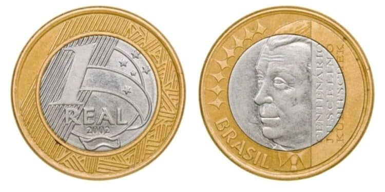 Montagem exibindo as duas faces da moeda de 1 real comemorativa do centenário de Juscelino Kubitschek (2002). À esquerda, o valor de 1 Real; à direita, o busto de JK com a legenda "Centenário Juscelino Kubitschek".