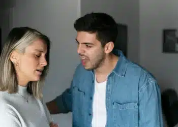 Discussão entre casal, com um dos parceiros gritando e o outro parecendo triste e chateado. Representa a manipulação emocional típica de narcisistas.