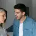 Discussão entre casal, com um dos parceiros gritando e o outro parecendo triste e chateado. Representa a manipulação emocional típica de narcisistas.