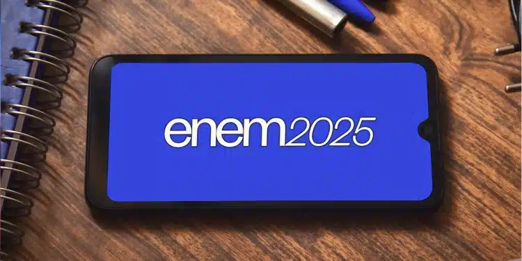 Tela de celular com a identidade visual do Enem 2025 representando a consulta da nota dos treineiros na Página do Participante.
