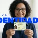 Mulher sorrindo segurando a nova Carteira de Identidade Nacional do Brasil.