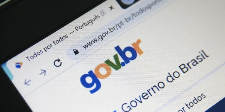 Tela de smartphone exibindo o site oficial do Governo do Brasil no portal gov.br, representando as novas medidas de segurança digital implementadas no aplicativo SouGov.br