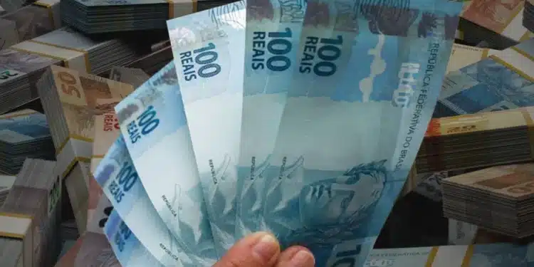 Notas de dinheiro em real representando novo salário para trabalhadores do comércio no Brasil.