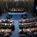Senadores reunidos em plenário votando projeto que pode abrir 24 mil vagas para cargos estáveis