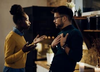 Casal discutindo durante um conflito de relacionamento com falhas de comunicação apontadas por estudos da psicologia.